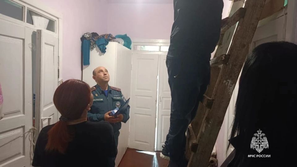 Сотрудники МЧС России устанавливают пожарные извещатели в жилых домах Малокарачаевского района Сотрудники МЧС России устанавливают пожарные извещатели в жилых домах Малокарачаевского района