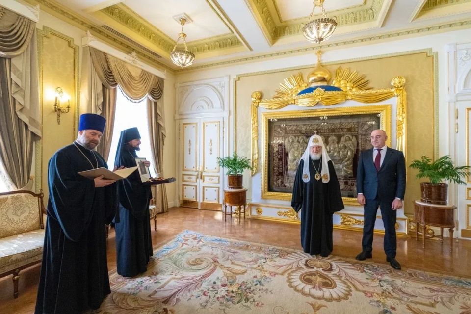 Рашид Темрезов: Сегодня в Москве вместе с Главой Кабардино-Балкарии Казбеком Коковым и Архиепископом Пятигорским и Черкесским Феофилактом встретился с Патриархом Московским и всея Руси Кириллом Рашид Темрезов: Сегодня в Москве вместе с Главой Кабардино-Балкарии Казбеком Коковым и Архиепископом Пятигорским и Черкесским Феофилактом встретился с Патриархом Московским и всея Руси Кириллом