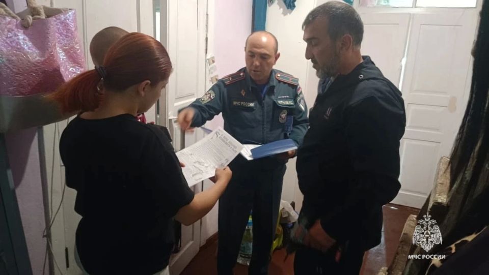Сотрудники МЧС России устанавливают пожарные извещатели в жилых домах Малокарачаевского района Сотрудники МЧС России устанавливают пожарные извещатели в жилых домах Малокарачаевского района