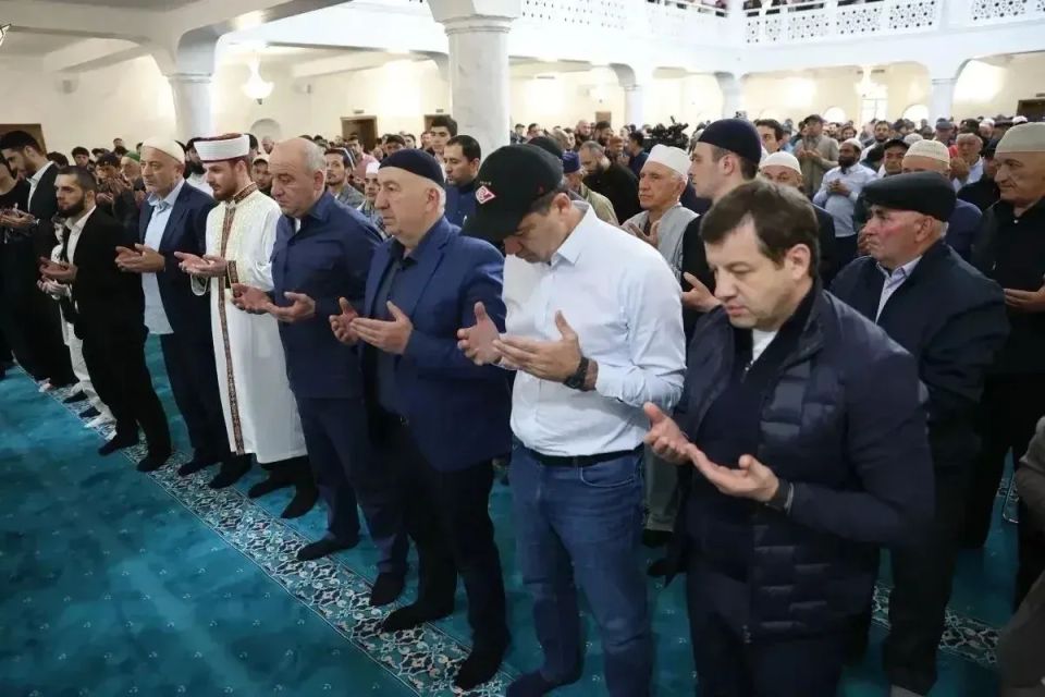 Рашид Темрезов вместе с верующими со всей республики принял участие в праздничной молитве, которую в Соборной мечети Черкесска провел муфтий Карачаево-Черкесии Мухаммад-Хаджи Эркенов Рашид Темрезов вместе с верующими со всей республики принял участие в праздничной молитве, которую в Соборной мечети Черкесска провел муфтий Карачаево-Черкесии Мухаммад-Хаджи Эркенов