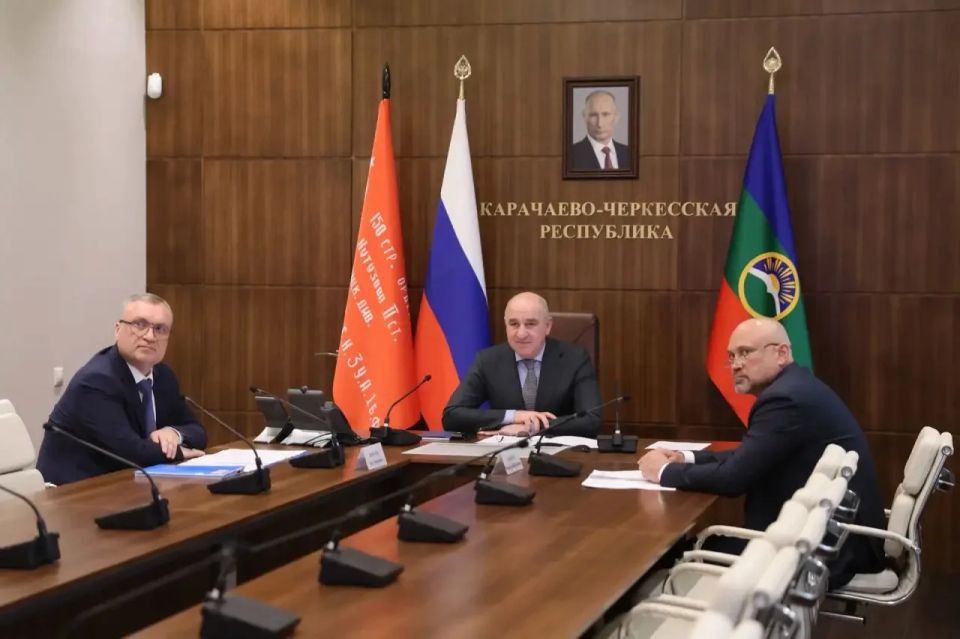 Рашид Темрезов: Сегодня принял участие в приеме граждан, который по поручению Президента России Владимира Путина провел в режиме вкс полномочный представитель Президента РФ в СКФО Юрий Чайка Рашид Темрезов: Сегодня принял участие в приеме граждан, который по поручению Президента России Владимира Путина провел в режиме вкс полномочный представитель Президента РФ в СКФО Юрий Чайка
