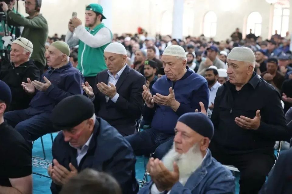 Рашид Темрезов: Дорогие земляки!. . Сегодня мусульмане отмечают один из самых значимых праздников — Курбан-байрам, который стал символом единства и духовного развития Рашид Темрезов: Дорогие земляки!. . Сегодня мусульмане отмечают один из самых значимых праздников — Курбан-байрам, который стал символом единства и духовного развития