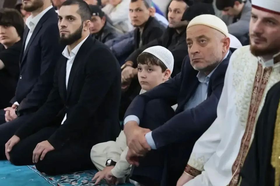 Глава КЧР Рашид Темрезов принял участие в праздничной молитве по случаю Курбан-байрама Глава КЧР Рашид Темрезов принял участие в праздничной молитве по случаю Курбан-байрама