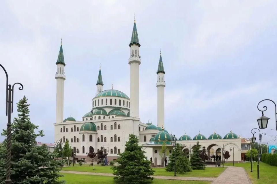 Глава КЧР Рашид Темрезов принял участие в праздничной молитве по случаю Курбан-байрама