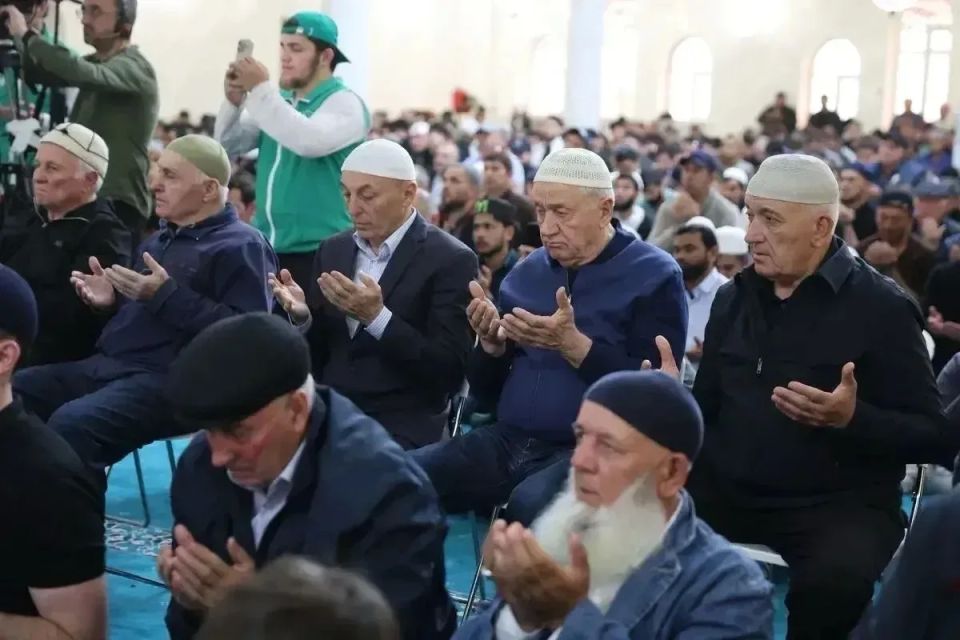 Рашид Темрезов вместе с верующими со всей республики принял участие в праздничной молитве, которую в Соборной мечети Черкесска провел муфтий Карачаево-Черкесии Мухаммад-Хаджи Эркенов Рашид Темрезов вместе с верующими со всей республики принял участие в праздничной молитве, которую в Соборной мечети Черкесска провел муфтий Карачаево-Черкесии Мухаммад-Хаджи Эркенов