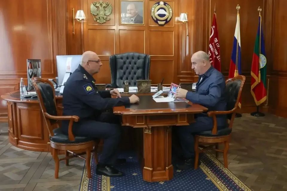 Глава КЧР Рашид Темрезов провел рабочую встречу с начальником Ставропольского президентского кадетского училища Вячеславом Преснухиным