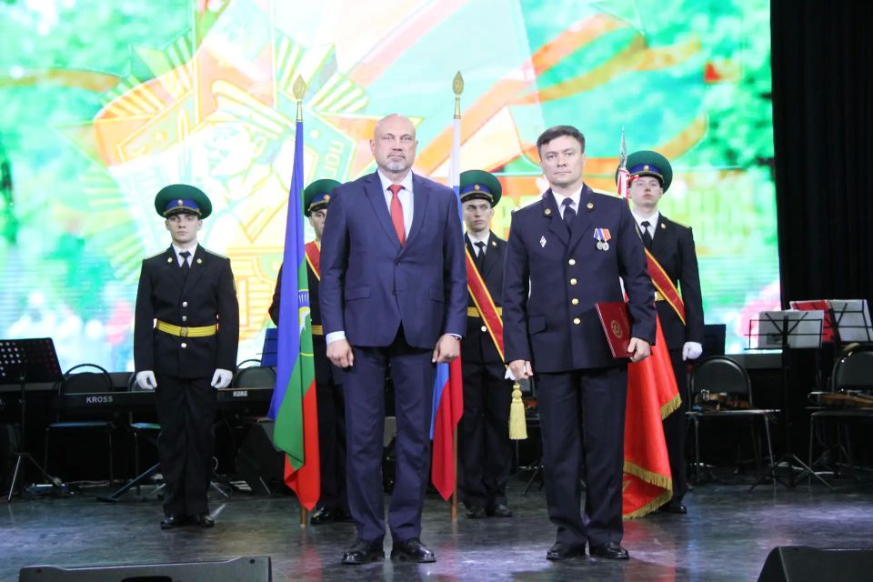 Спикер Парламента КЧР поздравил с праздником личный состав Пограничного Управления ФСБ РФ по КЧР Спикер Парламента КЧР поздравил с праздником личный состав Пограничного Управления ФСБ РФ по КЧР