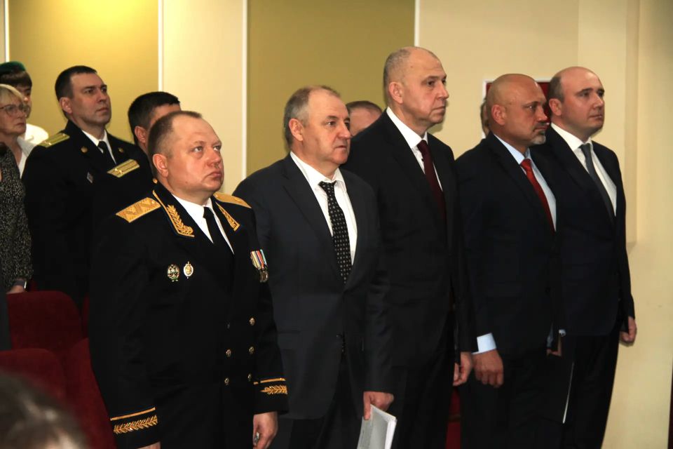 Спикер Парламента КЧР поздравил с праздником личный состав Пограничного Управления ФСБ РФ по КЧР Спикер Парламента КЧР поздравил с праздником личный состав Пограничного Управления ФСБ РФ по КЧР