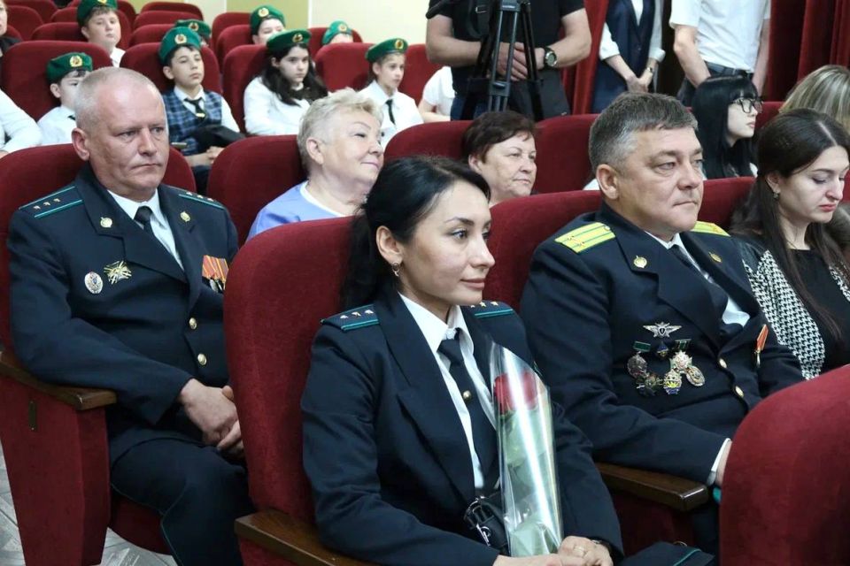 Алексей Баскаев: На торжественном мероприятии поздравил наших доблестных воинов и ветеранов службы с Днем пограничника, за инициативу, настойчивость и высокий профессионализм вручил сотрудникам Пограничного управления ФСБ... Алексей Баскаев: На торжественном мероприятии поздравил наших доблестных воинов и ветеранов службы с Днем пограничника, за инициативу, настойчивость и высокий профессионализм вручил сотрудникам Пограничного управления ФСБ...