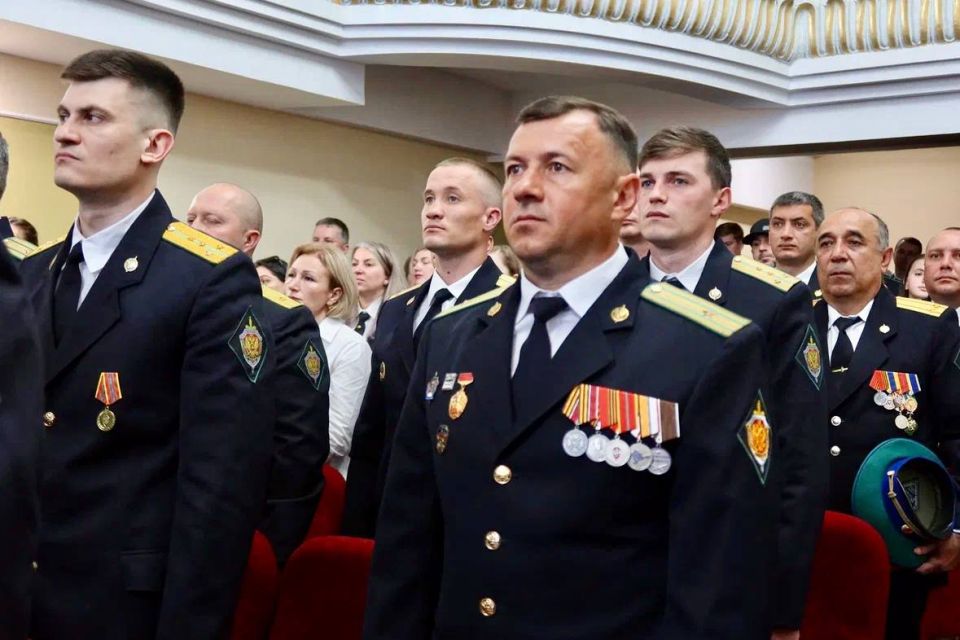 Алексей Баскаев: На торжественном мероприятии поздравил наших доблестных воинов и ветеранов службы с Днем пограничника, за инициативу, настойчивость и высокий профессионализм вручил сотрудникам Пограничного управления ФСБ... Алексей Баскаев: На торжественном мероприятии поздравил наших доблестных воинов и ветеранов службы с Днем пограничника, за инициативу, настойчивость и высокий профессионализм вручил сотрудникам Пограничного управления ФСБ...