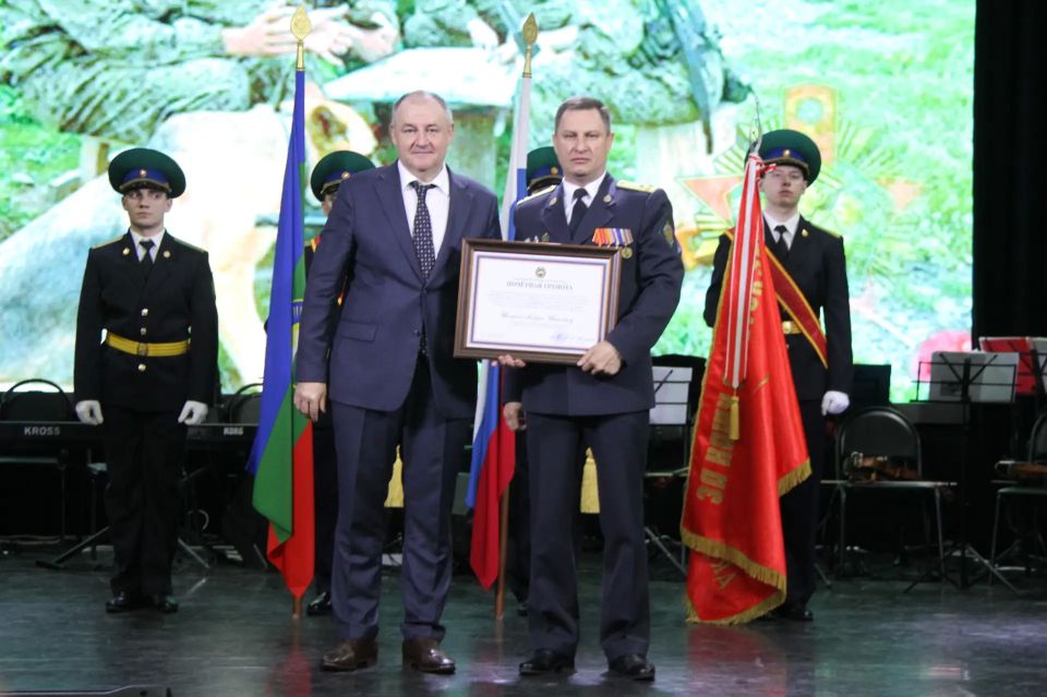 Спикер Парламента КЧР поздравил с праздником личный состав Пограничного Управления ФСБ РФ по КЧР Спикер Парламента КЧР поздравил с праздником личный состав Пограничного Управления ФСБ РФ по КЧР