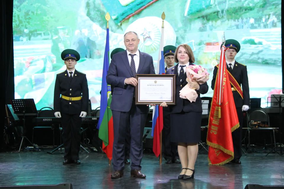 Спикер Парламента КЧР поздравил с праздником личный состав Пограничного Управления ФСБ РФ по КЧР Спикер Парламента КЧР поздравил с праздником личный состав Пограничного Управления ФСБ РФ по КЧР