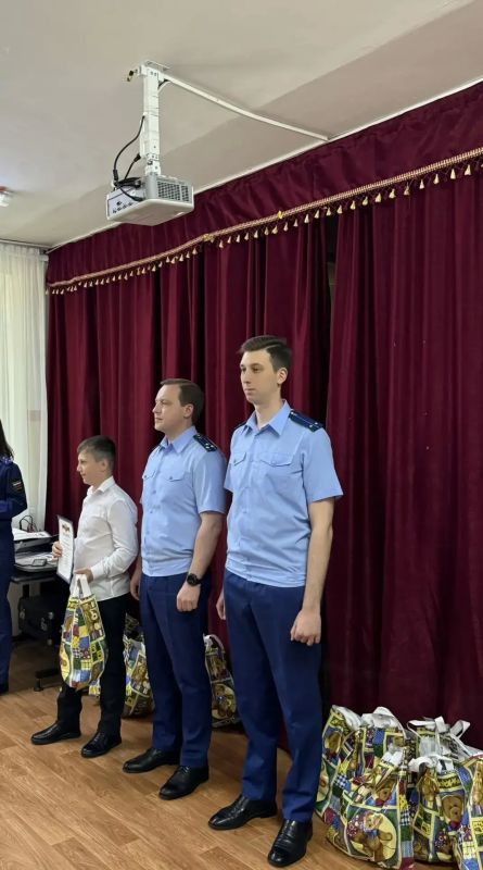 Работники прокуратуры города Черкесска поздравили воспитанников социального учреждения с Международным днем защиты детей Работники прокуратуры города Черкесска поздравили воспитанников социального учреждения с Международным днем защиты детей