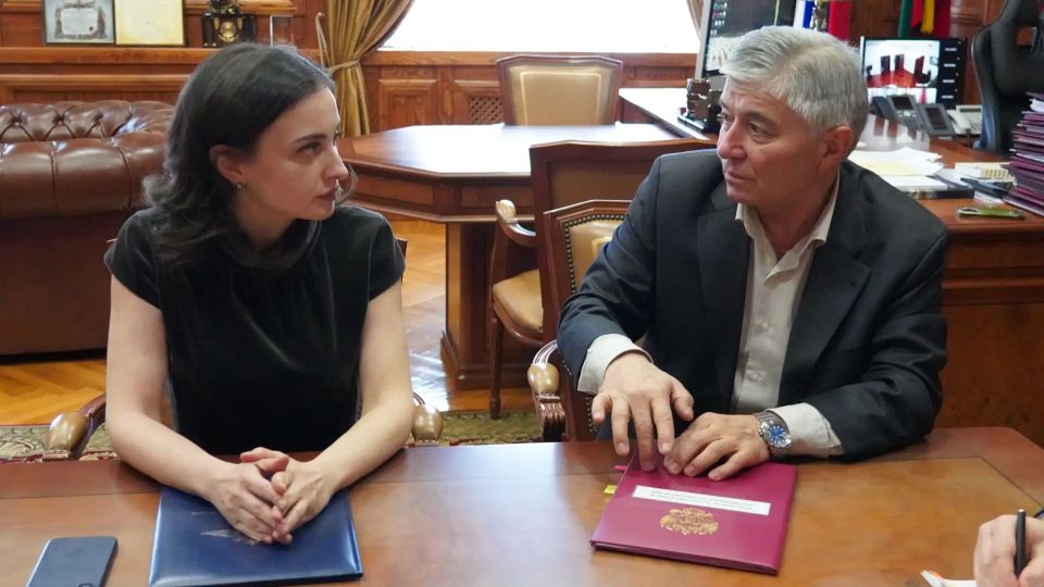 Спикер Парламента КЧР Александр Иванов подписал ряд законопроектов, вынесенных на очередную сессию Спикер Парламента КЧР Александр Иванов подписал ряд законопроектов, вынесенных на очередную сессию