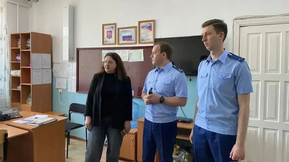 Прокуратура города Черкесска проверила соблюдение прав несовершеннолетних в РГБУ «Комплексный центр социальной помощи семье и детям «Алые паруса»
