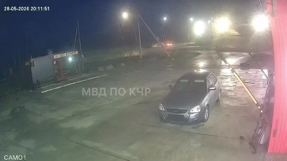 Сотрудники полиции МО МВД России «Зеленчукский» устанавливают обстоятельства ДТП с двумя пострадавшими