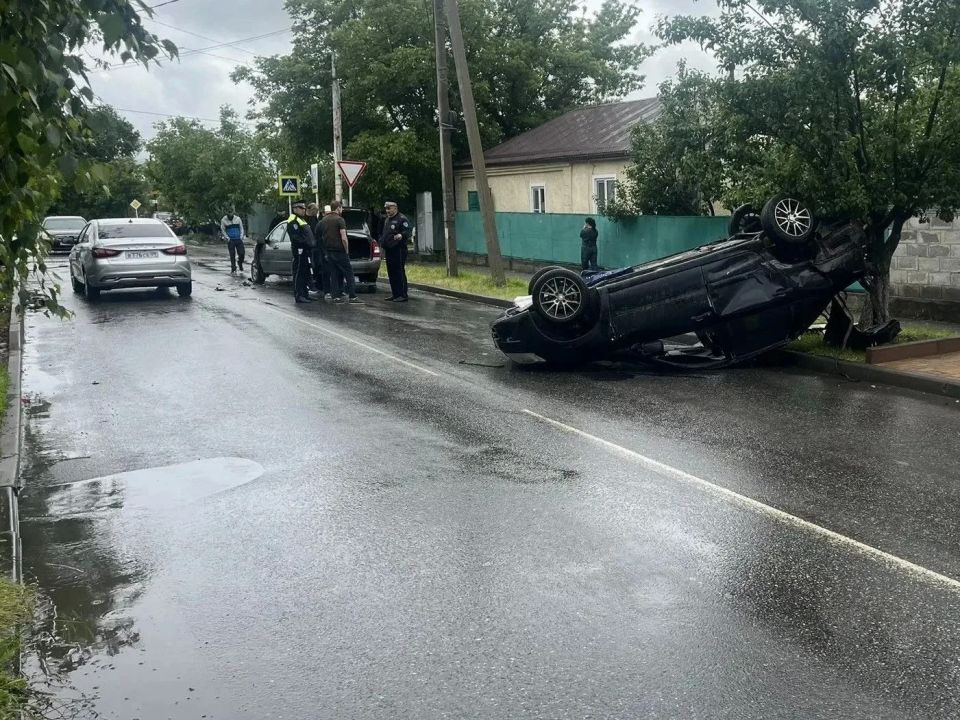 Полиция устанавливает обстоятельства ДТП с тремя автомобилями в Черкесске Полиция устанавливает обстоятельства ДТП с тремя автомобилями в Черкесске