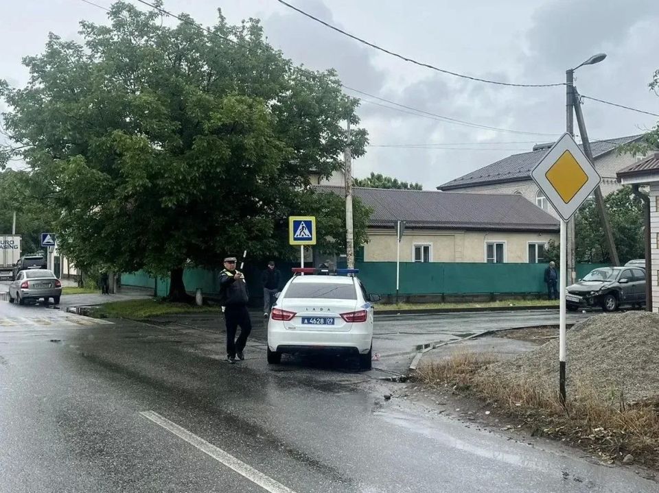 Полиция устанавливает обстоятельства ДТП с тремя автомобилями в Черкесске Полиция устанавливает обстоятельства ДТП с тремя автомобилями в Черкесске