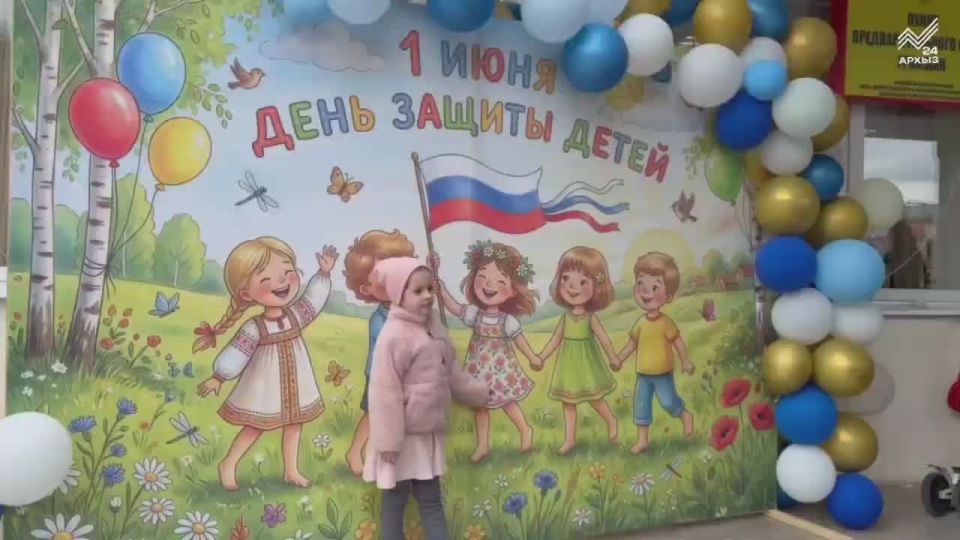 Весело сегодня и в Усть-Джегуте, где детский праздник получился в прямом смысле красочным