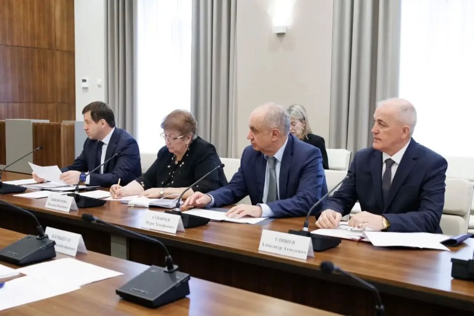 Рашид Темрезов: Сегодня провёл рабочее совещание с членами Правительства и Администрации Главы и Правительства КЧР с участием главного федерального инспектора Тимура Макоева Рашид Темрезов: Сегодня провёл рабочее совещание с членами Правительства и Администрации Главы и Правительства КЧР с участием главного федерального инспектора Тимура Макоева