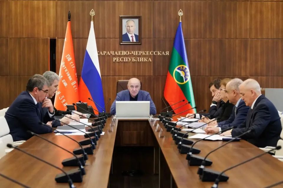 Рашид Темрезов: Сегодня провёл рабочее совещание с членами Правительства и Администрации Главы и Правительства КЧР с участием главного федерального инспектора Тимура Макоева Рашид Темрезов: Сегодня провёл рабочее совещание с членами Правительства и Администрации Главы и Правительства КЧР с участием главного федерального инспектора Тимура Макоева