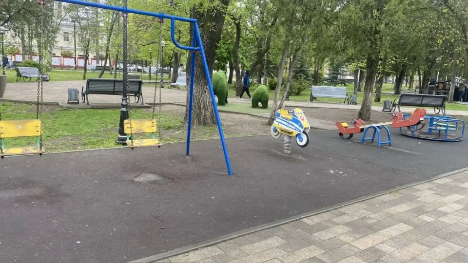 Прокуратура города Черкесска проверила состояние детских игровых площадок в центральных городских парках Прокуратура города Черкесска проверила состояние детских игровых площадок в центральных городских парках