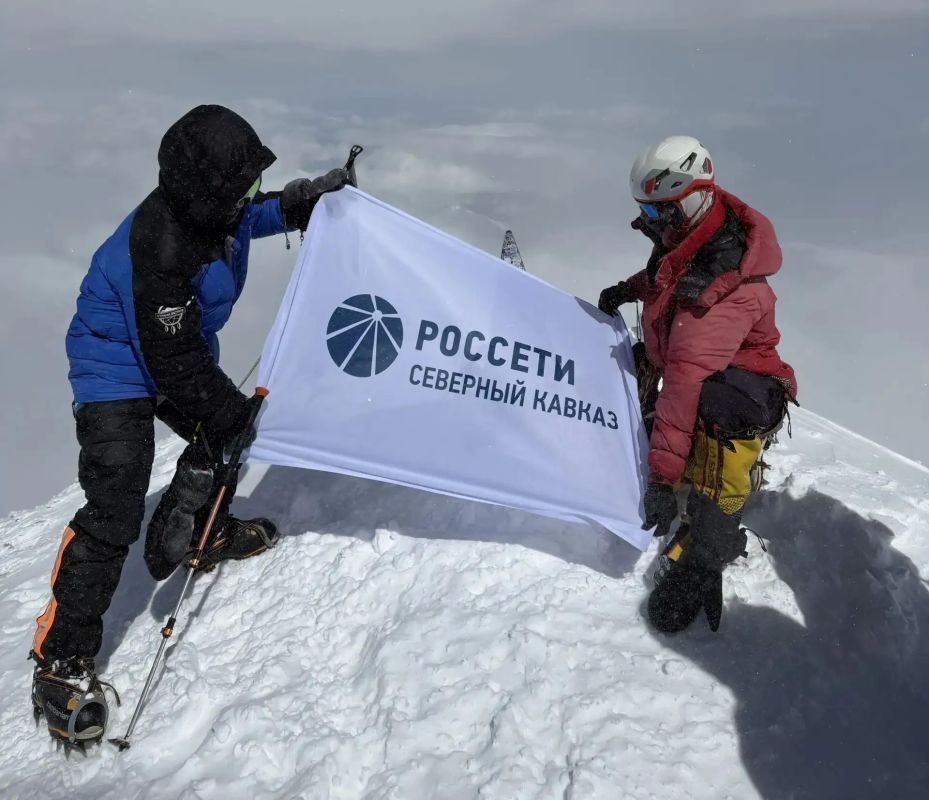 Специалист «Карачаево-Черкесскэнерго» Мусса Кохов поднял флаг «Россети Северный Кавказ» на высочайшую вершину Европы Специалист «Карачаево-Черкесскэнерго» Мусса Кохов поднял флаг «Россети Северный Кавказ» на высочайшую вершину Европы