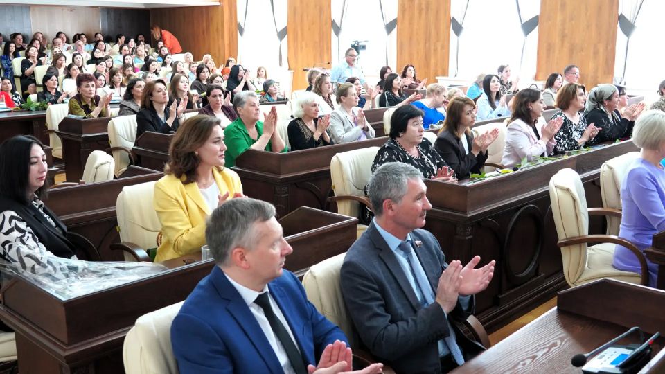 В Большом зале мэрии Черкесска сегодня чествовали тех, кто принадлежит к профессии, по праву считаемой одной из самых важных, сложных и гуманных - работников сферы социальной защиты населения В Большом зале мэрии Черкесска сегодня чествовали тех, кто принадлежит к профессии, по праву считаемой одной из самых важных, сложных и гуманных - работников сферы социальной защиты населения