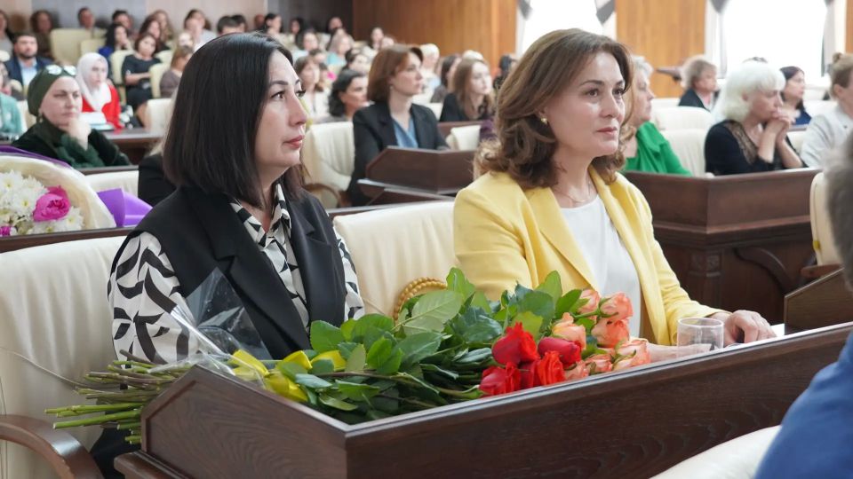 В Большом зале мэрии Черкесска сегодня чествовали тех, кто принадлежит к профессии, по праву считаемой одной из самых важных, сложных и гуманных - работников сферы социальной защиты населения В Большом зале мэрии Черкесска сегодня чествовали тех, кто принадлежит к профессии, по праву считаемой одной из самых важных, сложных и гуманных - работников сферы социальной защиты населения