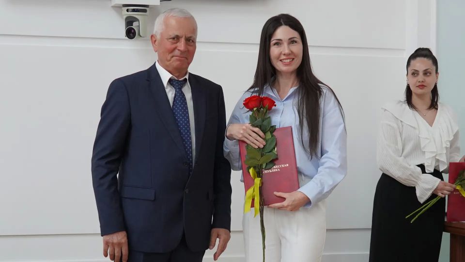 В Большом зале мэрии Черкесска сегодня чествовали тех, кто принадлежит к профессии, по праву считаемой одной из самых важных, сложных и гуманных - работников сферы социальной защиты населения В Большом зале мэрии Черкесска сегодня чествовали тех, кто принадлежит к профессии, по праву считаемой одной из самых важных, сложных и гуманных - работников сферы социальной защиты населения