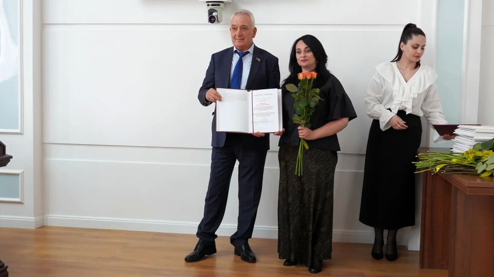 В Большом зале мэрии Черкесска сегодня чествовали тех, кто принадлежит к профессии, по праву считаемой одной из самых важных, сложных и гуманных - работников сферы социальной защиты населения В Большом зале мэрии Черкесска сегодня чествовали тех, кто принадлежит к профессии, по праву считаемой одной из самых важных, сложных и гуманных - работников сферы социальной защиты населения