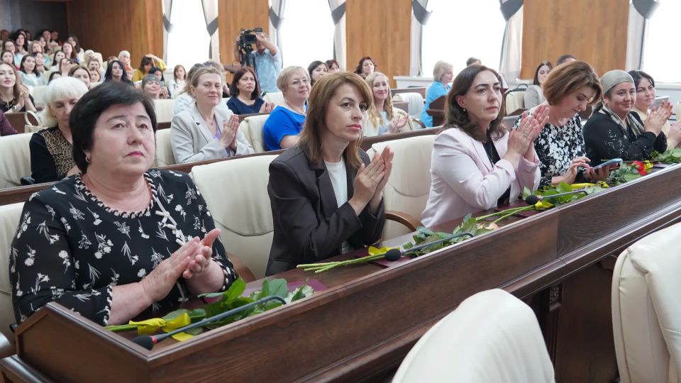 В Большом зале мэрии Черкесска сегодня чествовали тех, кто принадлежит к профессии, по праву считаемой одной из самых важных, сложных и гуманных - работников сферы социальной защиты населения В Большом зале мэрии Черкесска сегодня чествовали тех, кто принадлежит к профессии, по праву считаемой одной из самых важных, сложных и гуманных - работников сферы социальной защиты населения
