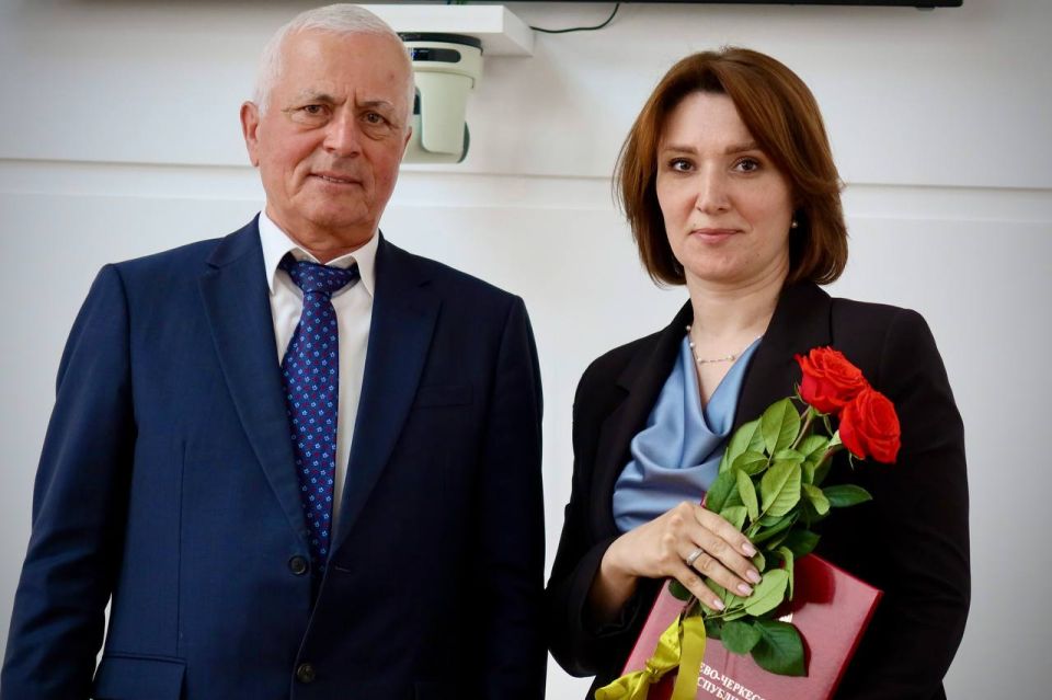 Алексей Баскаев: В торжественной обстановке в мэрии Черкесска наградили работников социальной сферы Алексей Баскаев: В торжественной обстановке в мэрии Черкесска наградили работников социальной сферы