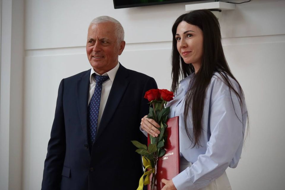 Алексей Баскаев: В торжественной обстановке в мэрии Черкесска наградили работников социальной сферы Алексей Баскаев: В торжественной обстановке в мэрии Черкесска наградили работников социальной сферы