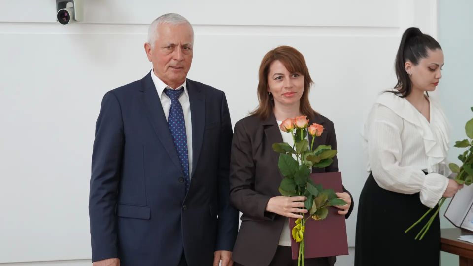 В Большом зале мэрии Черкесска сегодня чествовали тех, кто принадлежит к профессии, по праву считаемой одной из самых важных, сложных и гуманных - работников сферы социальной защиты населения В Большом зале мэрии Черкесска сегодня чествовали тех, кто принадлежит к профессии, по праву считаемой одной из самых важных, сложных и гуманных - работников сферы социальной защиты населения