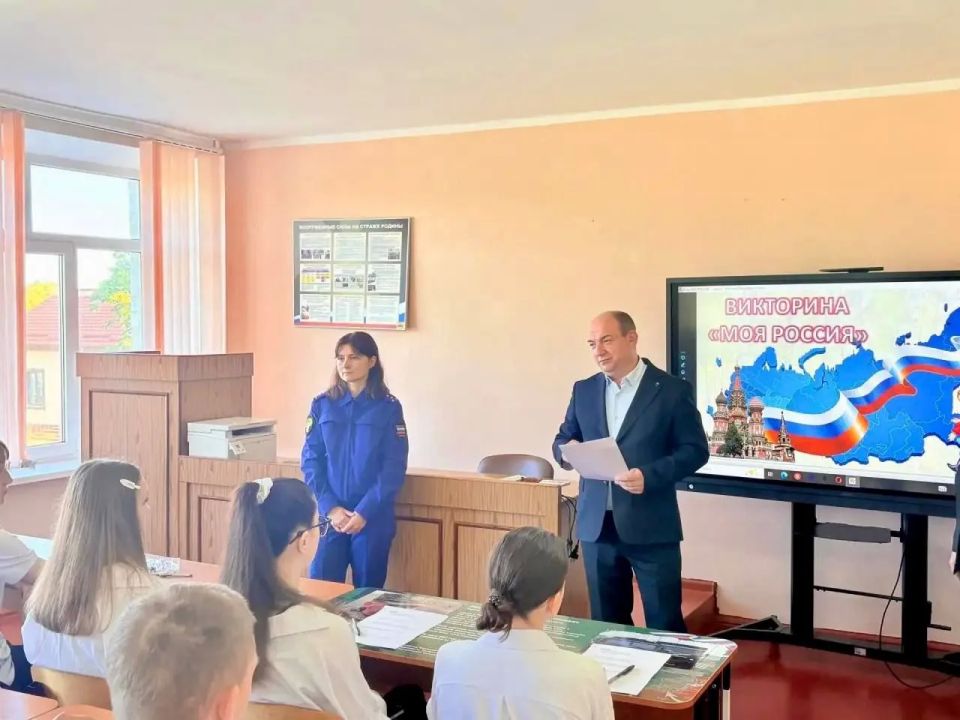 В преддверии Дня России прокурор города Черкесска наградил победителей интеллектуальной викторины среди студентов технологического колледжа В преддверии Дня России прокурор города Черкесска наградил победителей интеллектуальной викторины среди студентов технологического колледжа