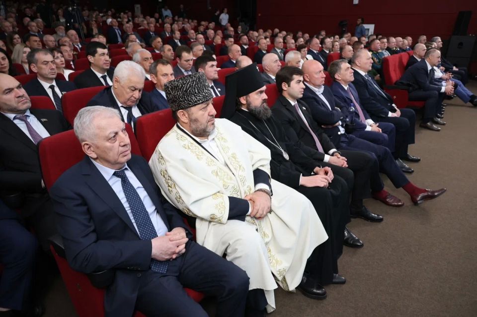 В завершении Доклада-послания Глава КЧР Рашид Темрезов отметил, что для Карачаево-Черкесии, где проживают представители более 80 национальностей, год, объявленный Президентом России Владимиром Путиным, Годом единства народов... В завершении Доклада-послания Глава КЧР Рашид Темрезов отметил, что для Карачаево-Черкесии, где проживают представители более 80 национальностей, год, объявленный Президентом России Владимиром Путиным, Годом единства народов...