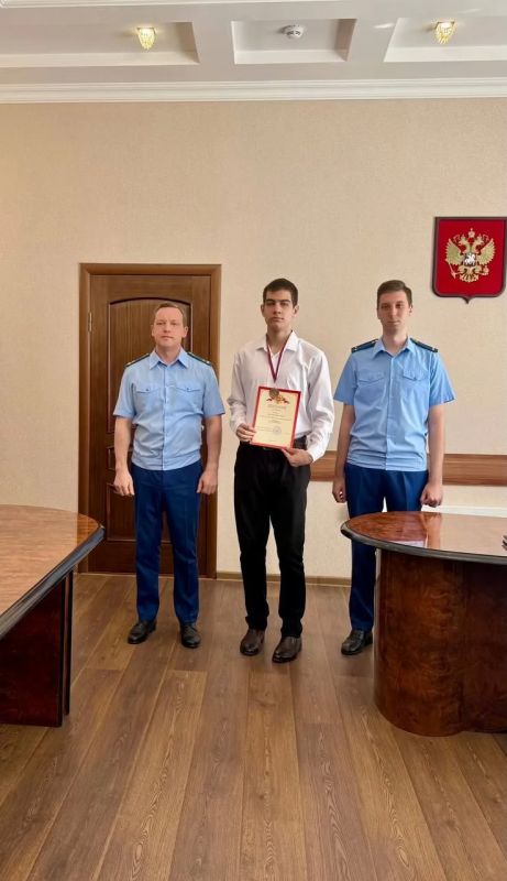 В преддверии Дня России прокурор города Черкесска наградил победителей интеллектуальной викторины среди студентов технологического колледжа В преддверии Дня России прокурор города Черкесска наградил победителей интеллектуальной викторины среди студентов технологического колледжа