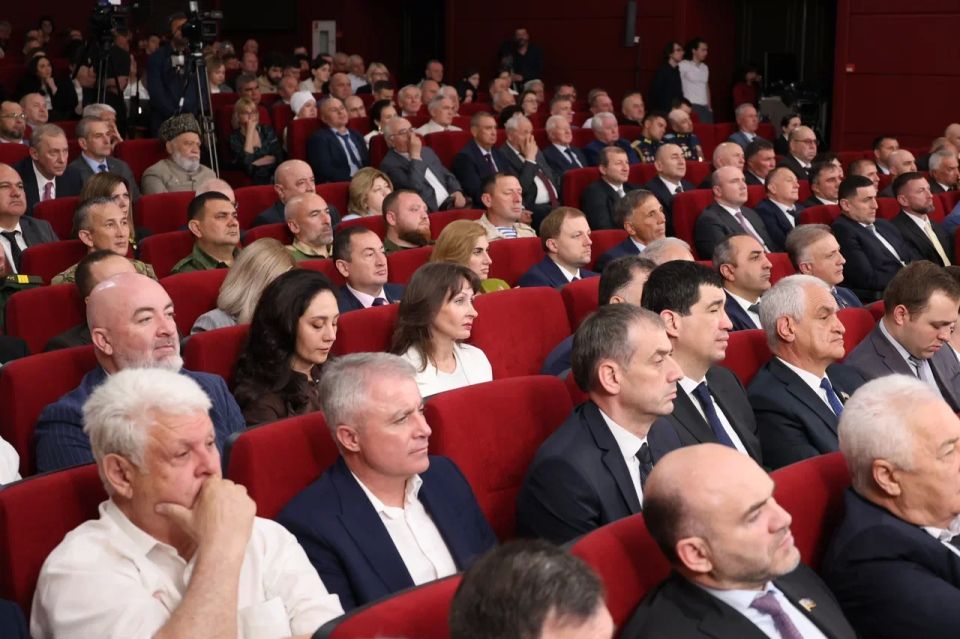 В завершении Доклада-послания Глава КЧР Рашид Темрезов отметил, что для Карачаево-Черкесии, где проживают представители более 80 национальностей, год, объявленный Президентом России Владимиром Путиным, Годом единства народов... В завершении Доклада-послания Глава КЧР Рашид Темрезов отметил, что для Карачаево-Черкесии, где проживают представители более 80 национальностей, год, объявленный Президентом России Владимиром Путиным, Годом единства народов...