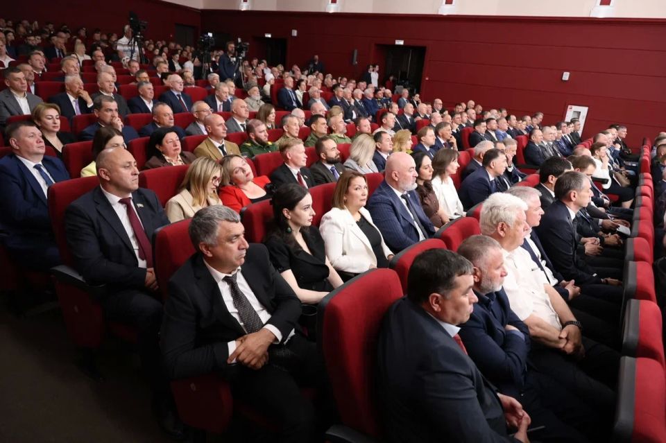 В завершении Доклада-послания Глава КЧР Рашид Темрезов отметил, что для Карачаево-Черкесии, где проживают представители более 80 национальностей, год, объявленный Президентом России Владимиром Путиным, Годом единства народов... В завершении Доклада-послания Глава КЧР Рашид Темрезов отметил, что для Карачаево-Черкесии, где проживают представители более 80 национальностей, год, объявленный Президентом России Владимиром Путиным, Годом единства народов...
