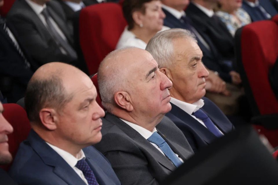 В завершении Доклада-послания Глава КЧР Рашид Темрезов отметил, что для Карачаево-Черкесии, где проживают представители более 80 национальностей, год, объявленный Президентом России Владимиром Путиным, Годом единства народов... В завершении Доклада-послания Глава КЧР Рашид Темрезов отметил, что для Карачаево-Черкесии, где проживают представители более 80 национальностей, год, объявленный Президентом России Владимиром Путиным, Годом единства народов...