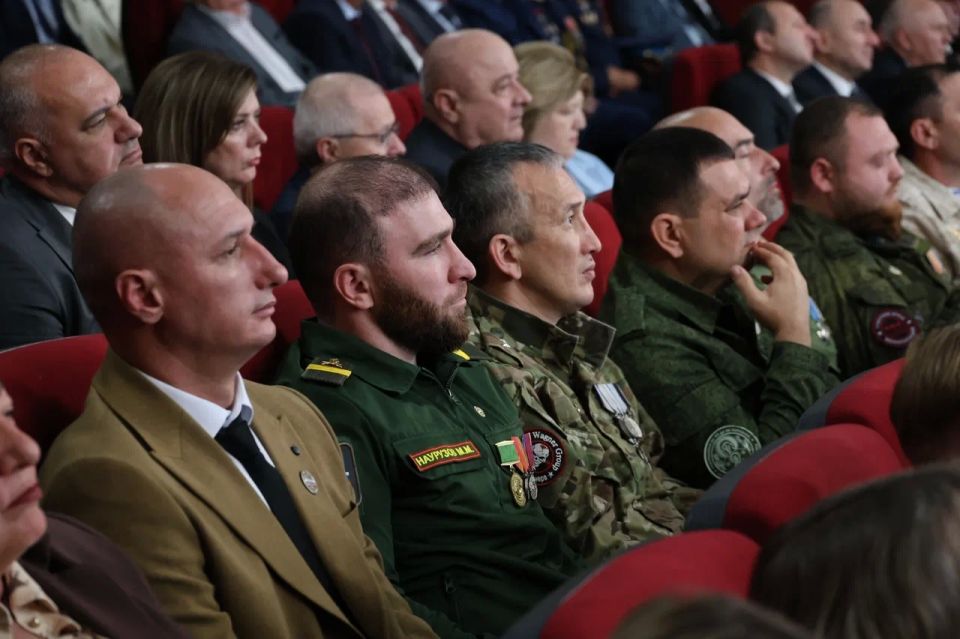 В завершении Доклада-послания Глава КЧР Рашид Темрезов отметил, что для Карачаево-Черкесии, где проживают представители более 80 национальностей, год, объявленный Президентом России Владимиром Путиным, Годом единства народов... В завершении Доклада-послания Глава КЧР Рашид Темрезов отметил, что для Карачаево-Черкесии, где проживают представители более 80 национальностей, год, объявленный Президентом России Владимиром Путиным, Годом единства народов...