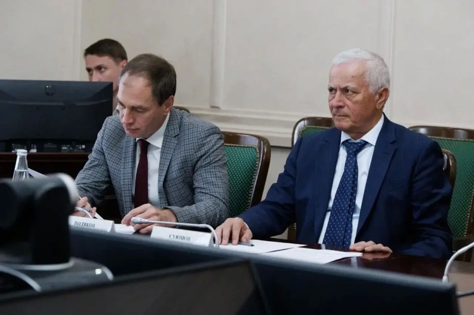 Сегодня под председательством вице-премьера КЧР Марата Урусова состоялось заседание Правительства республики, где рассмотрели около 10 вопросов социально-экономического блока Сегодня под председательством вице-премьера КЧР Марата Урусова состоялось заседание Правительства республики, где рассмотрели около 10 вопросов социально-экономического блока