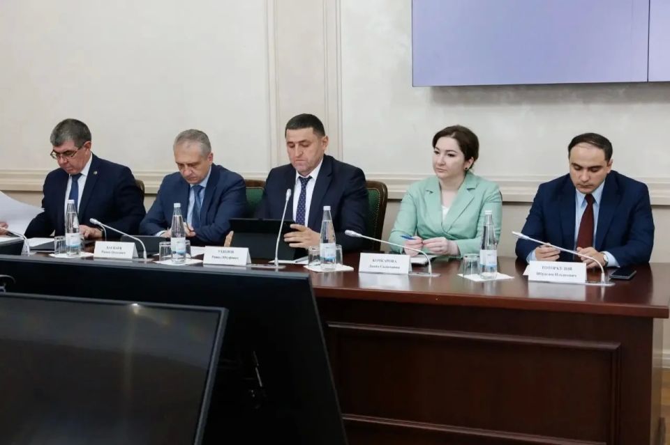 Сегодня под председательством вице-премьера КЧР Марата Урусова состоялось заседание Правительства республики, где рассмотрели около 10 вопросов социально-экономического блока Сегодня под председательством вице-премьера КЧР Марата Урусова состоялось заседание Правительства республики, где рассмотрели около 10 вопросов социально-экономического блока