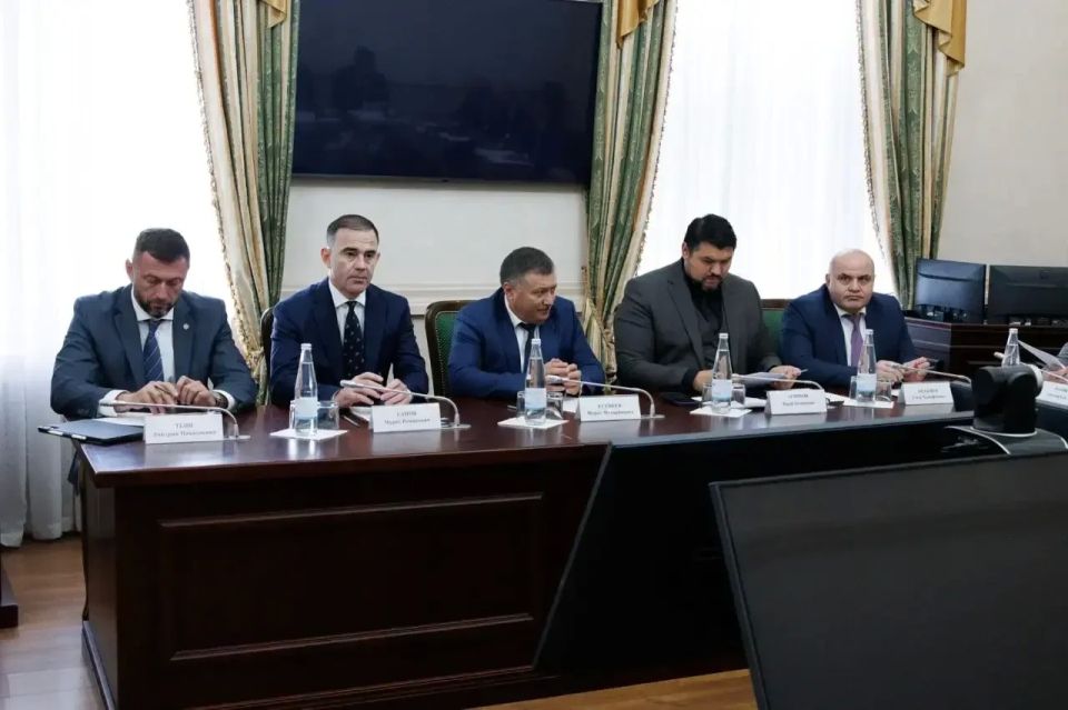 Сегодня под председательством вице-премьера КЧР Марата Урусова состоялось заседание Правительства республики, где рассмотрели около 10 вопросов социально-экономического блока Сегодня под председательством вице-премьера КЧР Марата Урусова состоялось заседание Правительства республики, где рассмотрели около 10 вопросов социально-экономического блока