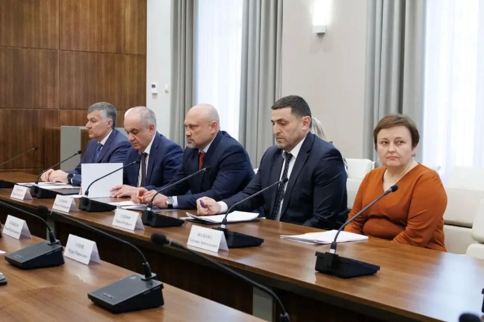 Рашид Темрезов: Сегодня вместе с членами Правительства республики, главным федеральным инспектором по КЧР Тимуром Макоевым, руководителем следственного управления СК РФ по КЧР Владимиром Хорольским и министром внутренних дел... Рашид Темрезов: Сегодня вместе с членами Правительства республики, главным федеральным инспектором по КЧР Тимуром Макоевым, руководителем следственного управления СК РФ по КЧР Владимиром Хорольским и министром внутренних дел...