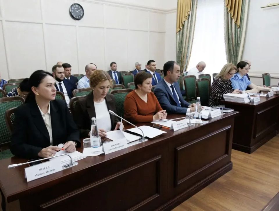 Сегодня под председательством вице-премьера КЧР Марата Урусова состоялось заседание Правительства республики, где рассмотрели около 10 вопросов социально-экономического блока Сегодня под председательством вице-премьера КЧР Марата Урусова состоялось заседание Правительства республики, где рассмотрели около 10 вопросов социально-экономического блока