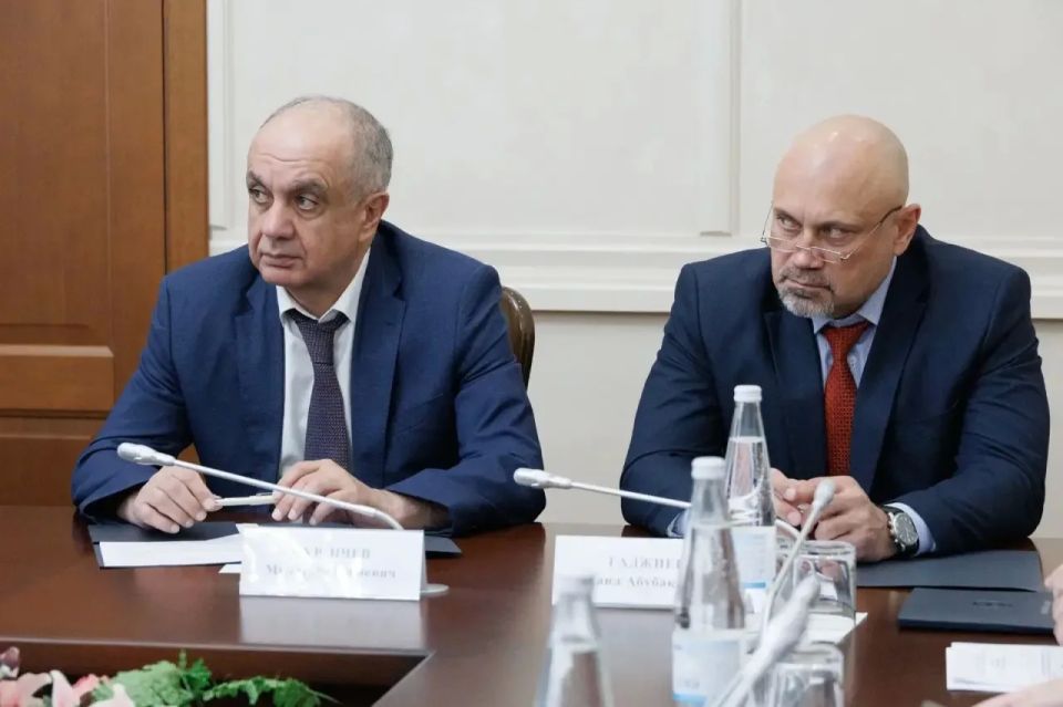 Сегодня под председательством вице-премьера КЧР Марата Урусова состоялось заседание Правительства республики, где рассмотрели около 10 вопросов социально-экономического блока Сегодня под председательством вице-премьера КЧР Марата Урусова состоялось заседание Правительства республики, где рассмотрели около 10 вопросов социально-экономического блока