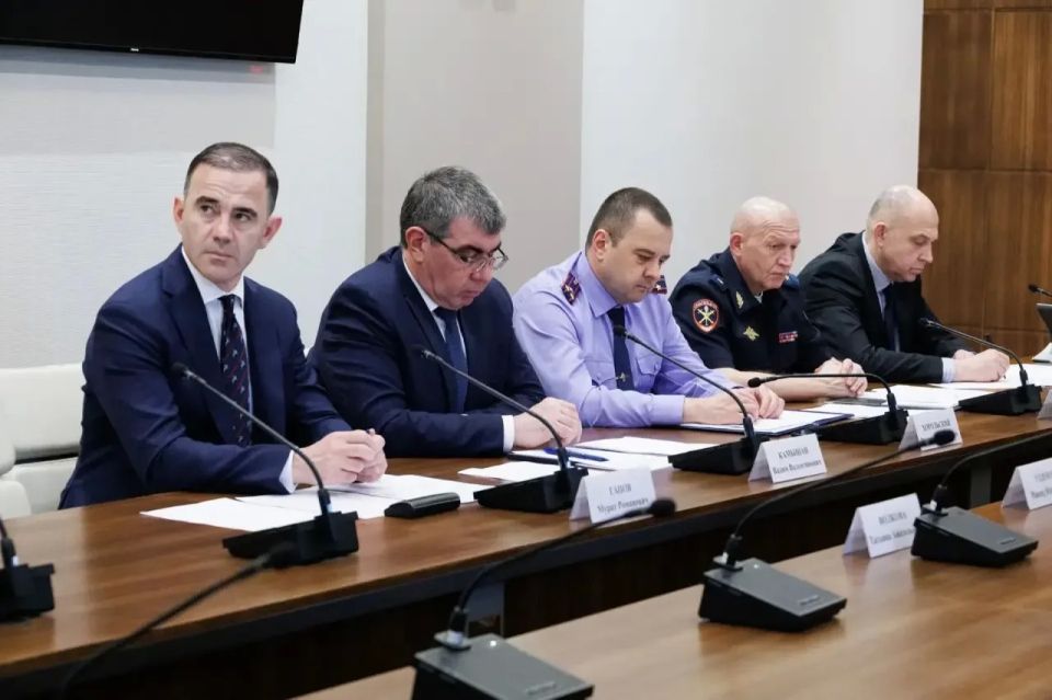 Рашид Темрезов: Сегодня вместе с членами Правительства республики, главным федеральным инспектором по КЧР Тимуром Макоевым, руководителем следственного управления СК РФ по КЧР Владимиром Хорольским и министром внутренних дел... Рашид Темрезов: Сегодня вместе с членами Правительства республики, главным федеральным инспектором по КЧР Тимуром Макоевым, руководителем следственного управления СК РФ по КЧР Владимиром Хорольским и министром внутренних дел...