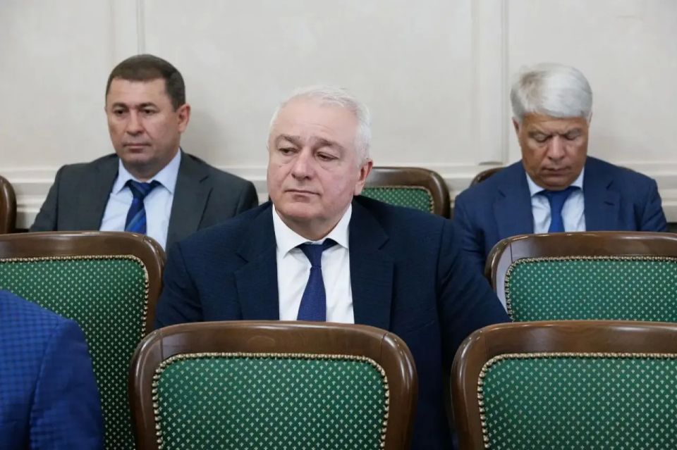 Сегодня под председательством вице-премьера КЧР Марата Урусова состоялось заседание Правительства республики, где рассмотрели около 10 вопросов социально-экономического блока Сегодня под председательством вице-премьера КЧР Марата Урусова состоялось заседание Правительства республики, где рассмотрели около 10 вопросов социально-экономического блока